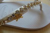 Strass com pingente dourado