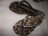 Sandália com strass oncinha